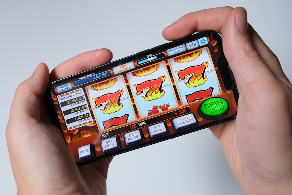 Seseorang bermain game slot di ponsel pintar
