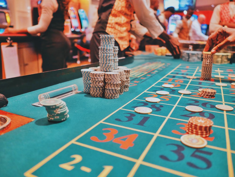 Meja kasino dengan tumpukan chip poker