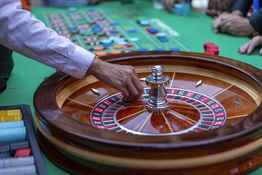 Pemain bertaruh di meja roulette dengan dealer sungguhan