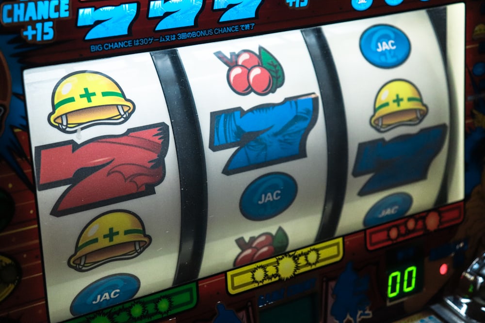 Mesin slot menampilkan kombinasi tiga angka tujuh