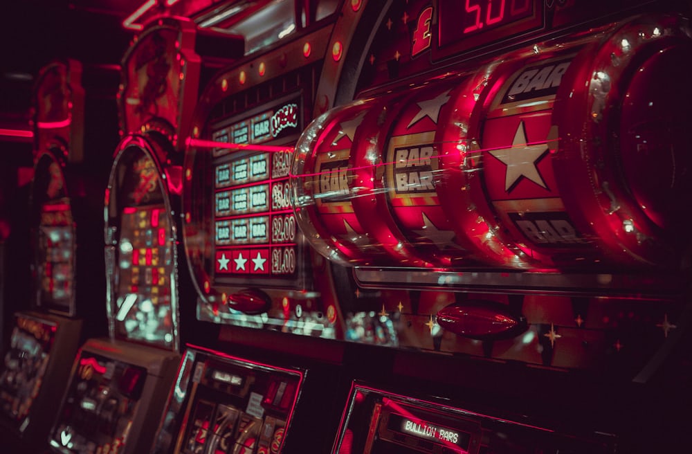 Tampilan close-up mesin arcade dengan simbol bar dan bintang