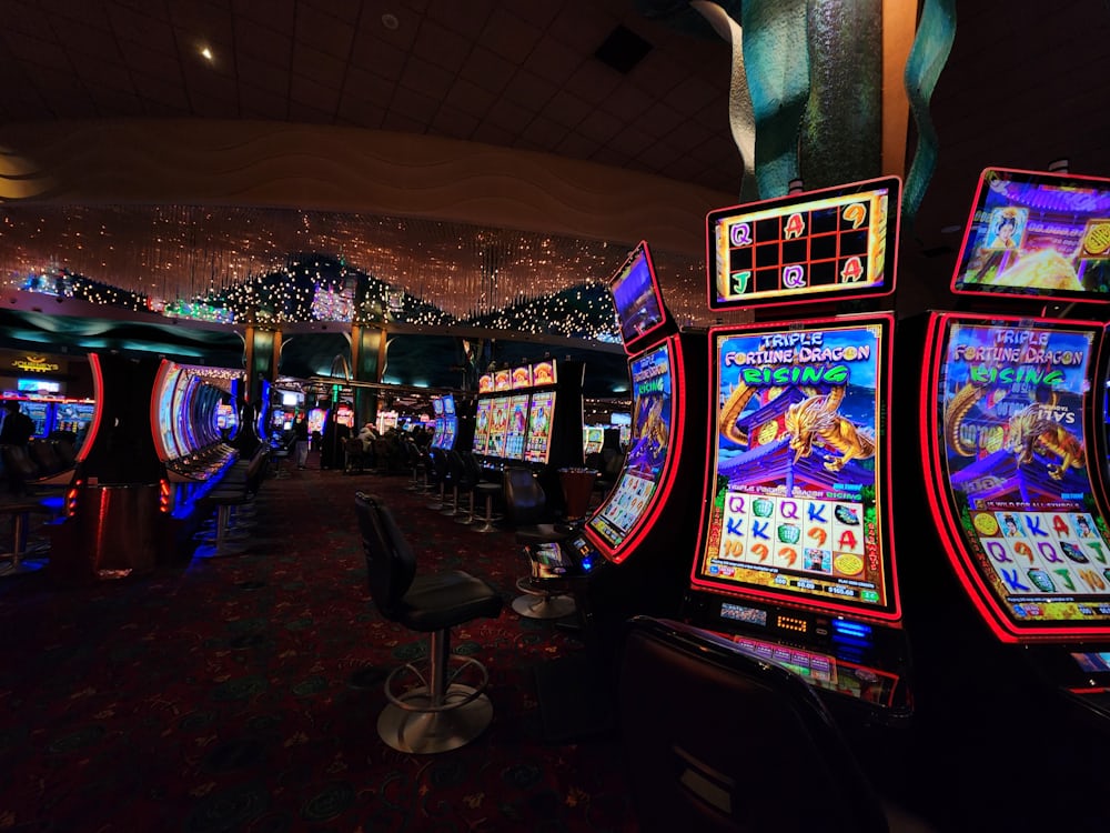 Ruang kasino dengan deretan mesin slot
