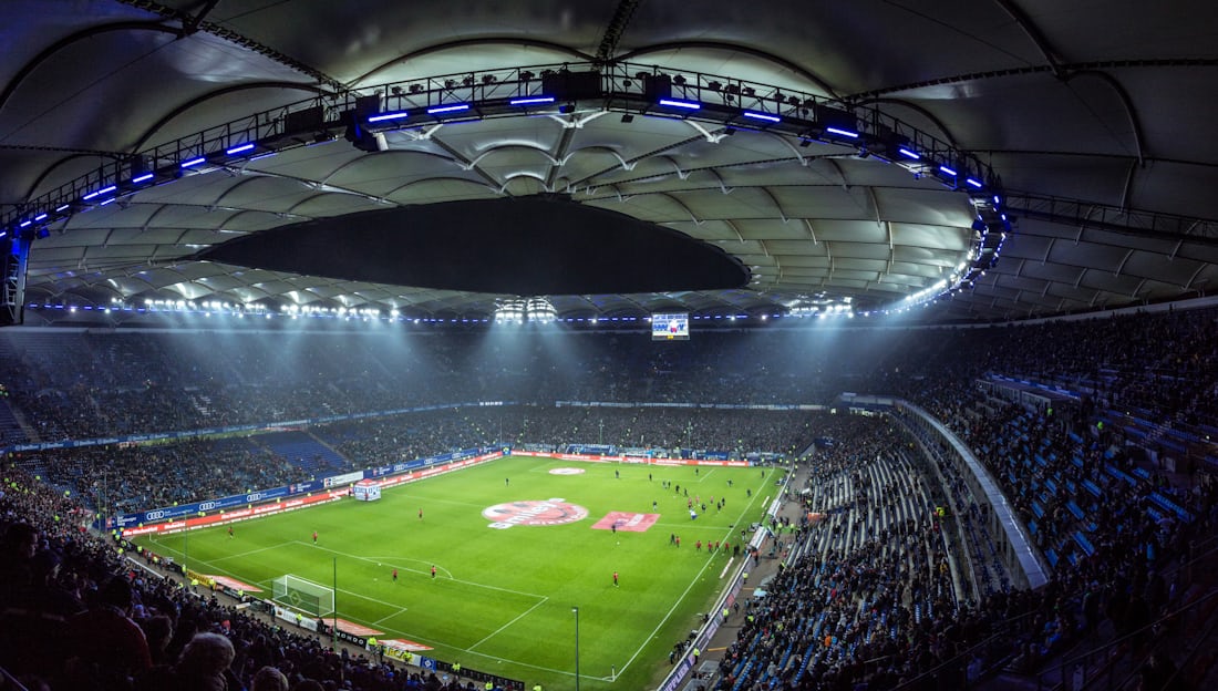 Stadion sepak bola dengan lampu menyala dari sudut tinggi